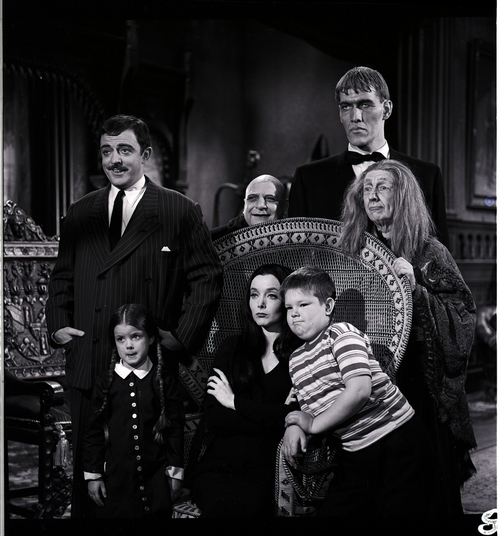 Lisa Loring (1958-2023) e John Astin com seus colegas de elenco em A Família Addams — Foto: Getty Images